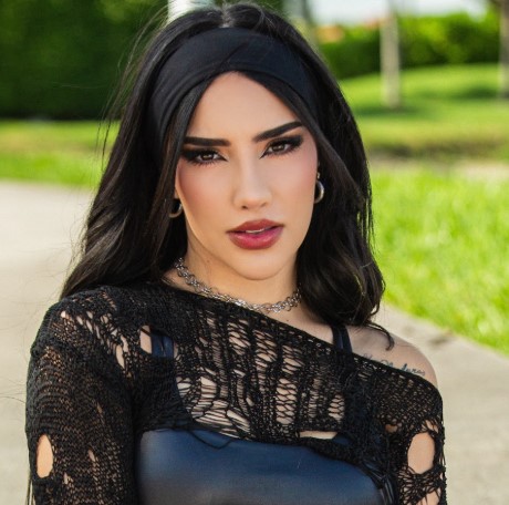Kim Loaiza – Social Media Influencer & and YouTuber